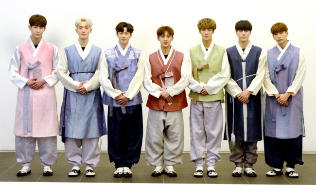 VAV poses after an interview with The Korea Herald in Seoul on Tuesday, wearing Korean traditional dress hanbok to celebrate the Lunar New Year holiday. (Park Hyun-koo / Korea Herald)
　
　
