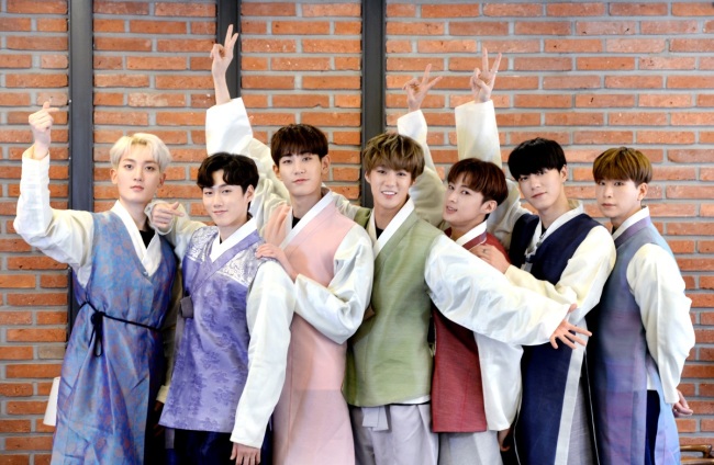 VAV poses after an interview with The Korea Herald in Seoul on Tuesday, wearing Korean traditional dress hanbok to celebrate the Lunar New Year holiday. (Park Hyun-koo / Korea Herald)
　
　