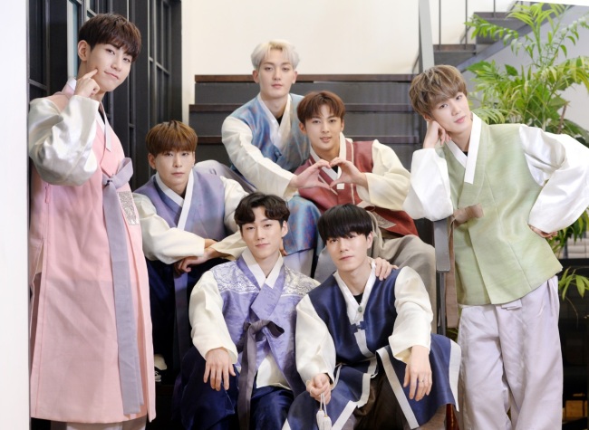 VAV poses after an interview with The Korea Herald in Seoul on Tuesday, wearing Korean traditional dress hanbok to celebrate the Lunar New Year holiday. (Park Hyun-koo / Korea Herald)
　
　