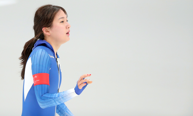 Park Seung-hi waves to the crowd after finishing her race. Yonhap