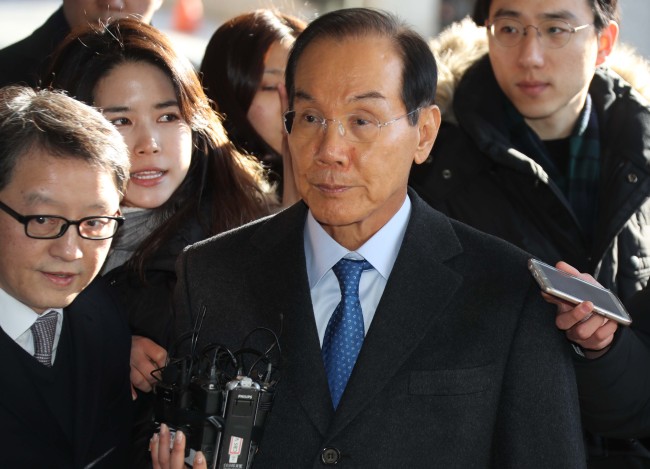 SAMSUNG BRIBERY INVESTGIATION – Former Samsung Electronics Vice Chairman Lee Hak-su steps into the Seoul Central District Prosecutor’s Office on Thursday to undergo questioning over alleged bribery involving South Korea’s former President Lee Myung-bak.
　
　Lee Hak-soo, 72, headed the now-disbanded Samsung control tower between the late 1990s and 2000s. He is expected to be grilled over his involvement in Samsung‘s alleged payments to US law firm for DAS, a local automotive parts maker operated by the ex-president’s family. (Yonhap)