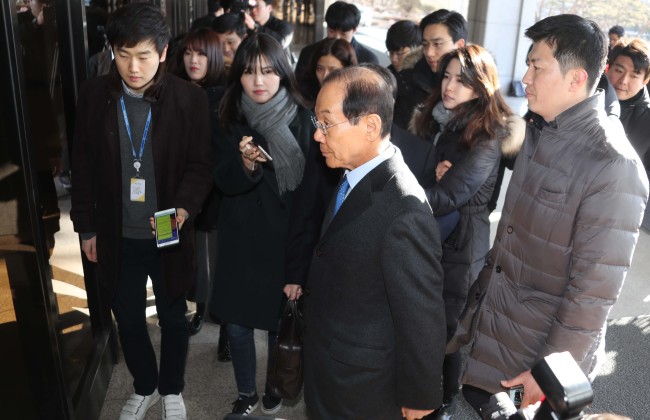 SAMSUNG BRIBERY INVESTGIATION – Former Samsung Electronics Vice Chairman Lee Hak-su steps into the Seoul Central District Prosecutor’s Office on Thursday to undergo questioning over alleged bribery involving South Korea’s former President Lee Myung-bak.
　
　Lee Hak-soo, 72, headed the now-disbanded Samsung control tower between the late 1990s and 2000s. He is expected to be grilled over his involvement in Samsung‘s alleged payments to US law firm for DAS, a local automotive parts maker operated by the ex-president’s family. (Yonhap)