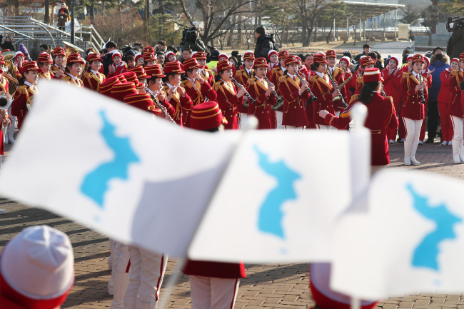 North Korea's female cheerleading squad stages a performance in Gangneung, Gangwon Province, on the sidelines of the PyeongChang Winter Olympics, Wednesday. (Yonhap)