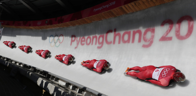 South Korean skeleton racer Yun Sung-bin takes off in his second run in the men’s skeleton event at the Alpensia Sliding Center in PyeongChang, Gangwon Province, Thursday. (Yonhap)