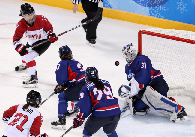 The joint Korean women`s ice hockey team competes against Japan at the Kwandong Hockey Training Centre in Gangneung, Gangwon Province, on Feb. 14, 2018. (Yonhap)
