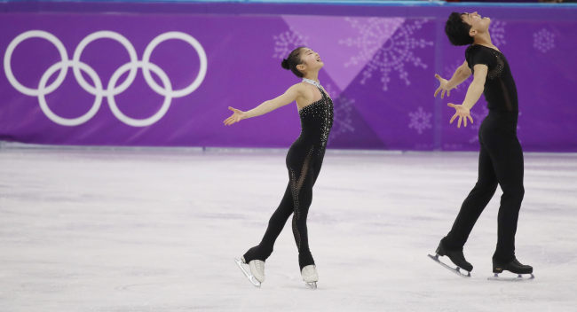 North Korea's Ryom Tae-ok (right) and Kim Ju-sik compete in the pair skating short program of the figure skating event during the Pyeongchang 2018 Winter Olympic Games at the Gangneung Ice Arena in Gangneung,  on Wednesday. (Yonhap)