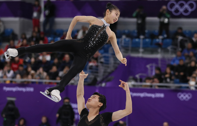 North Korea's Ryom Tae-ok (top) and Kim Ju-sik compete in the pair skating short program of the figure skating event during the Pyeongchang 2018 Winter Olympic Games at the Gangneung Ice Arena on Wednesday. (Yonhap)