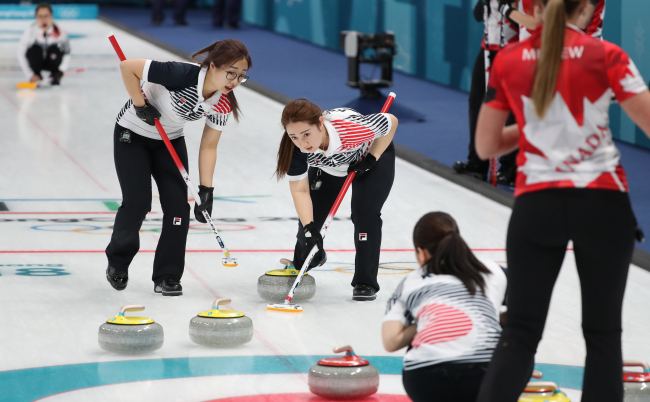 The South Korean women's curling team competes against Canada during the preliminary round held Thursday at the Gangneung Curling Centre in Gangneung, Gangwon Province. (Yonhap)
