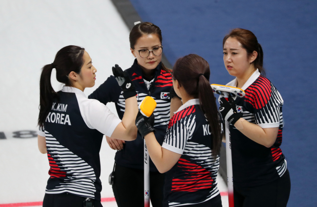 [15일 강릉컬링센터에서 열린 여자 컬링 대한민국과 일본과의 예선 경기에서 작전 회의 중인 한국 대표팀. 사진=연합뉴스]
