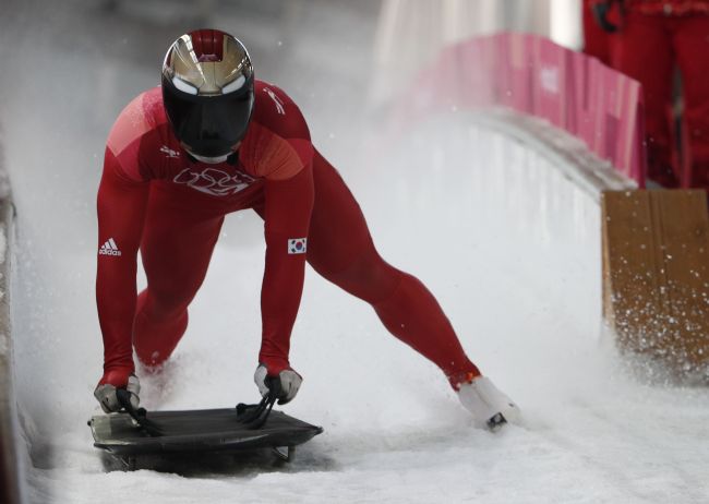 Yun Sung-bin of South Korea arrives at the finish area at Olympic sliding Center in PyeongChang, Gangwon Province, Friday. (Yonhap)