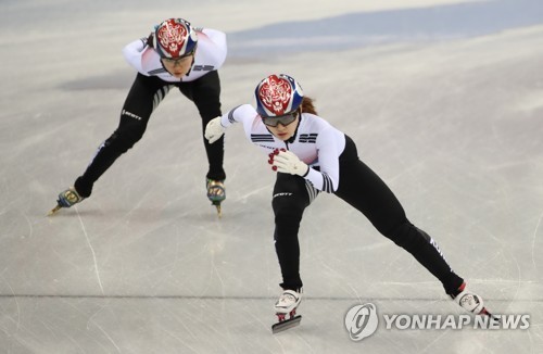 한국 쇼트트랙 대표팀의 심석희(왼쪽), 최민정이 8일 오후 강릉아이스아레나에서 훈련하고 있다.[제공=연합뉴스]