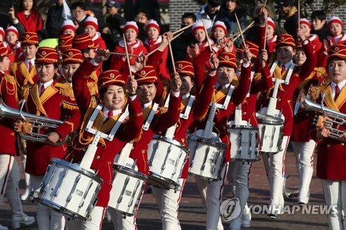 13일 강원도 강릉시 오죽헌에서 북한 취주악단이 공연을 선보이고 있다.[제공=연합뉴스]