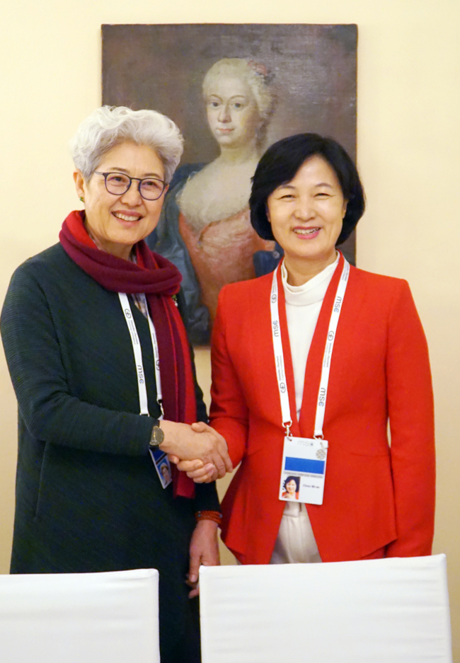 Choo Mi-ae (right) and Fu Ying (Yonhap)