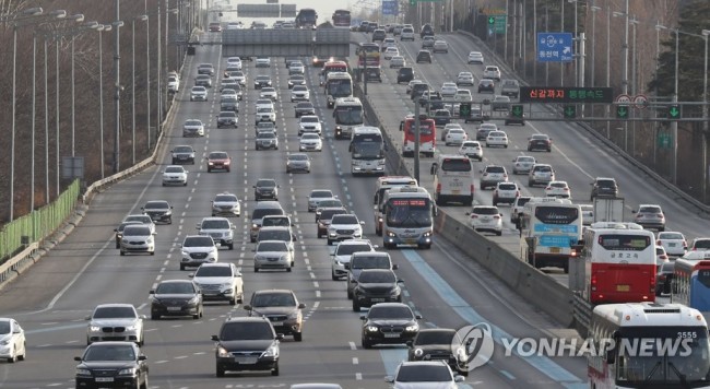 설 연휴 셋째 날인 17일 오후 궁내동 서울톨게이트 인근 경부고속도로가 늘어나는 귀경차량으로 붐비고 있다. (사진=연합뉴스)