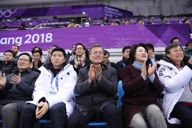 President Moon Jae-in (C) and first lady Kim Jung-sook (2nd from R) watch the women's 1,500-meter short track speed skating event at Gangneung Ice Arena in Gangeung on Saturday. (Photo courtesy of Cheong Wa Dae-Yonhap)