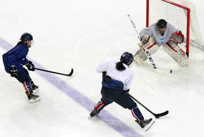 The joint Korean women's hockey team practices at Kwandong Hockey Training Centre in Gangneung, Gangwon Province, on Saturday. (Yonhap)