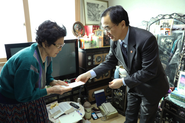 South Korean Unification Minister Cho Myoung-gyon visits a 94-year-old member of families separated by the 1950-53 Korean War on Feb. 13, ahead of the Lunar New Year holiday. The South Korean members, mostly in their 70s and 80s, have lost contact with their families in the North after the reunion events were halted in 2015. (Yonhap)