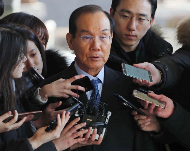 Former Samsung Group Vice Chairman Lee Hak-soo enters the Seoul Central District Prosecutors‘ Office on Thursday. Yonhap
