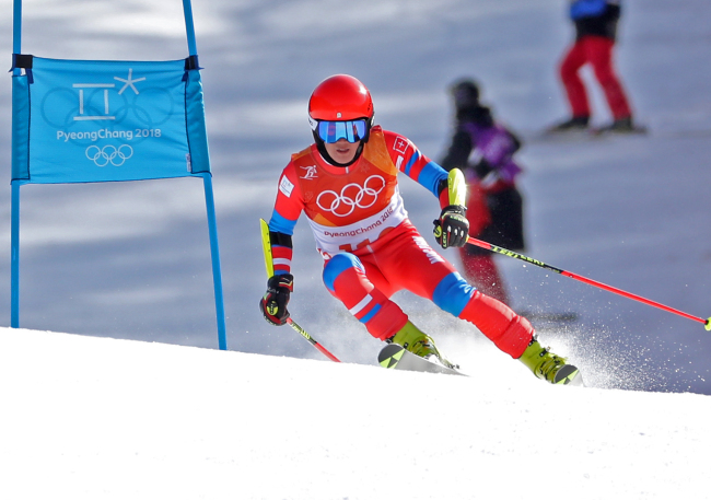 North Korean alpine skier Kang Song-il competes in the men's giant slalom at the PyeongChang Winter Olympic Games at Yongpyong Alpine Centre in PyeongChang, Gangwon Province, on Sunday. (Yonhap)