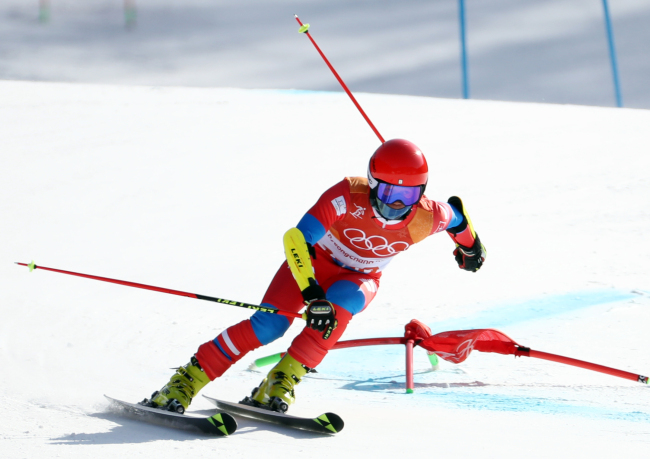 North Korean alpine skier Choe Myong-gwang competes in the men's giant slalom at the PyeongChang Winter Olympic Games at Yongpyong Alpine Centre in PyeongChang, Gangwon Province, on Sunday. (Yonhap)
