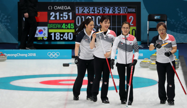 South Korea's female curing team competes in the match with China at the Gangneung Curling Centre in Gangneung, around 240 kilometers east of Seoul, on Sunday. (Yonhap)