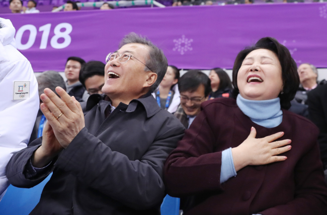 President Moon Jae-in (L) and first lady Kim Jung-sook visit the Gangneung Ice Arena on Saturday, where South Korean athletes competed in the women's 1,500m and men's 1,000m short track speed skating events. (Yonhap)