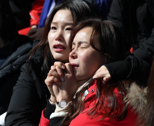 지난 16일 강원도 평창군 슬라이딩센터에서 열린 남자 스켈레톤 4차 경기에서 윤성빈의 어머니 조영희 씨와 여동생이 경기를 응원하는 모습. [연합뉴스]