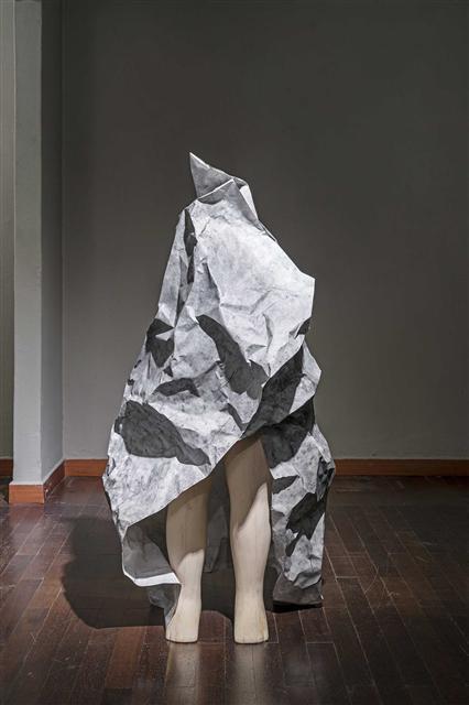 이의성, 종이돌, 2017, Paper, Jesmonite, Graphite Powder, Clay, Wood, Plaster, Styrofoam, Steel, Aluminum, 가변설치.
[제공=누크갤러리]