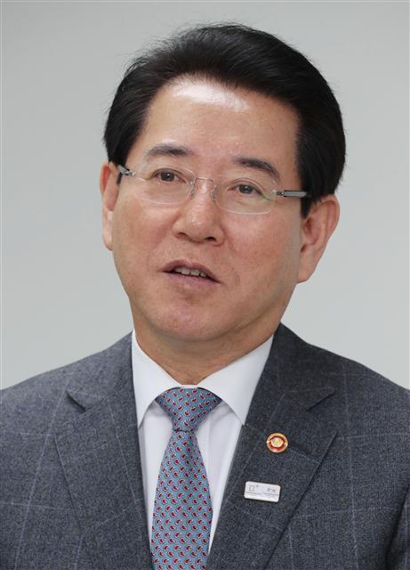 <YONHAP PHOTO-1003> 김영록 장관 "반려견 대책 보완하겠다" (서울=연합뉴스) 하사헌 기자 = 김영록 농림축산식품부 장관이 14일 서울 여의도 농식품부 서울사무소에서 연합뉴스와 인터뷰를 진행하고 있다. 김 장관은 이날 반려견 안전관리 대책을 보완하겠다고 밝혔다. 2018.2.19 toadboy@yna.co.kr/2018-02-19 06:02:04/ <저작권자 ⓒ 1980-2018 ㈜연합뉴스. 무단 전재 재배포 금지.>