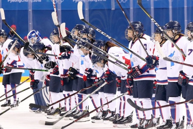 Players on the joint Korean women's hockey team bow to the crowd after losing to Switzerland 2-0 in their classification match of the PyeongChang Winter Olympics at Kwandong Hockey Centre in Gangneung, Gangwon Province, on Feb. 18, 2018. (Yonhap)