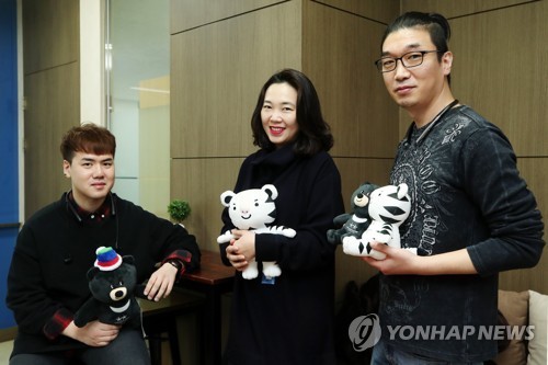 평창 동계올림픽 마스코트 '수호랑'과 '반다비'를 디자인한 매스씨앤지 박소영 콘텐츠디자인본부장(가운데)과 이인석 캐릭터본부 팀장(오른쪽), 장주영 캐릭터본부 과장이 13일 서울 마포구 DMC첨단산업센터에서 포즈를 취하고 있다. 2018.2.15 (사진=연합뉴스)