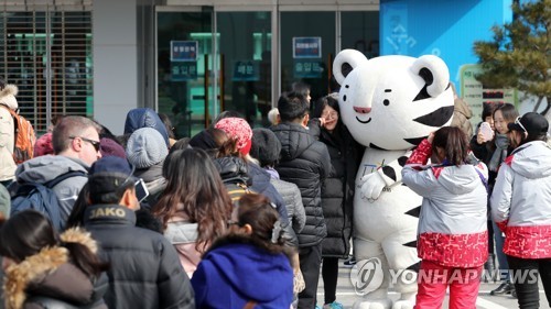 강릉올림픽파크에서 수호랑과 사진을 찍기 위해 기다리는 시민 (사진=연합뉴스)