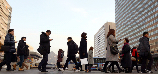 설날연휴가 끝났다. 19일 광화문 출근길 시민들이 새로운 한 주를 시작하기 위해 출근 발걸음을 재촉하고 있다. <br />정희조 기자/checho@heraldcorp.com  180219