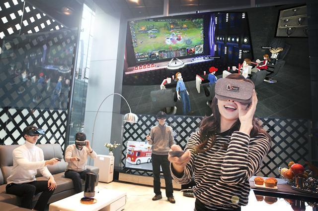 여러명의 ‘옥수수 소셜VR’ 이용자가 가상 공간에 모여 리그오브레전드 경기 영상을 함께 시청하고 있다.  [제공=SK텔레콤]