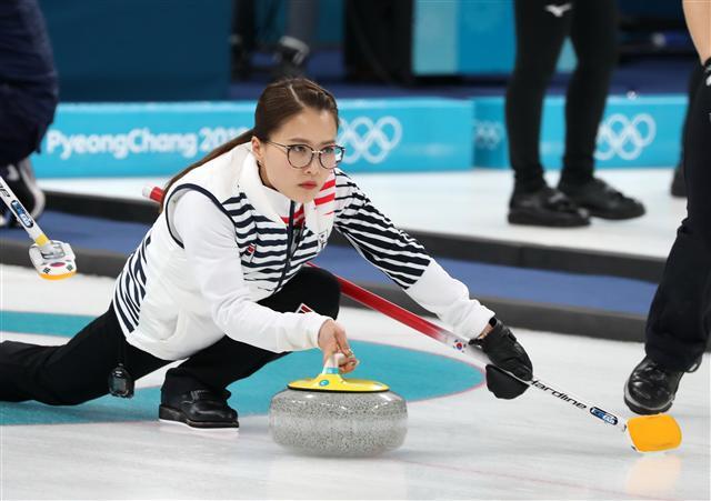 대한민국 컬링 여자 대표팀이 2018 평창 동계올림픽에서 세계적인 강호를 차례로 물리치며 ‘컬링판 우생순’ 신화를 쓰고 있다. 19일 강릉컬링센터에서 열린 여자 컬링 예선 대한민국과 스웨덴의 경기에서 한국의 주장 김은정이 투구하고 있다. ▶관련기사 2·4·5면 [연합뉴스]