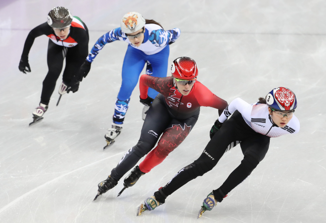 South Korea's Shim Suk-hee (R) races in the women's 3,000m relay preliminary of the PyeongChang Winter Olympics at the Gangneung Ice Arena on Feb. 10. (Yonhap)