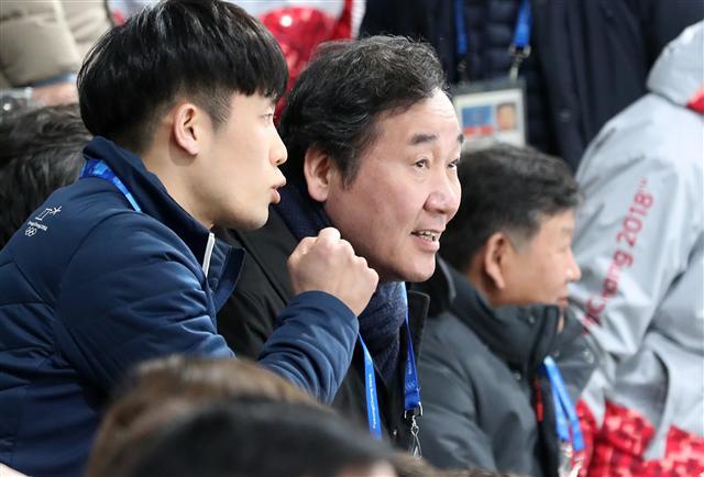 <YONHAP PHOTO-2785> [올림픽] 여자컬링 예선전 관람하는 이낙연 총리 (강릉=연합뉴스) 김형우 기자 = 이낙연 국무총리가 18일 오후 강원 강릉컬링센터에서 열린 2018 평창동계올림픽 여자 컬링 예선 대한민국과 중국과의 경기를 관람하고 있다. 2018.2.18 vodcast@yna.co.kr/2018-02-18 16:07:50/ <저작권자 ⓒ 1980-2018 ㈜연합뉴스. 무단 전재 재배포 금지.>