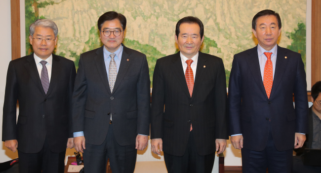 정세균 국회의장과 여야 3당 원내대표가 19일 오전 국회의장실에서 회동하기 전 포즈를 취하고 있다. 왼쪽부터 바른미래당 김동철 원내대표, 더불어민주당 우원식 원내대표, 정세균 국회의장, 자유한국당 김성태 원내대표.[사진=연합뉴스]
정세균 국회의장과 여야 3당 원내대표가 19일 오전 국회의장실에서 회동하기 전 포즈를 취하고 있다. 왼쪽부터 바른미래당 김동철 원내대표, 더불어민주당 우원식 원내대표, 정세균 국회의장, 자유한국당 김성태 원내대표.[사진=연합뉴스]