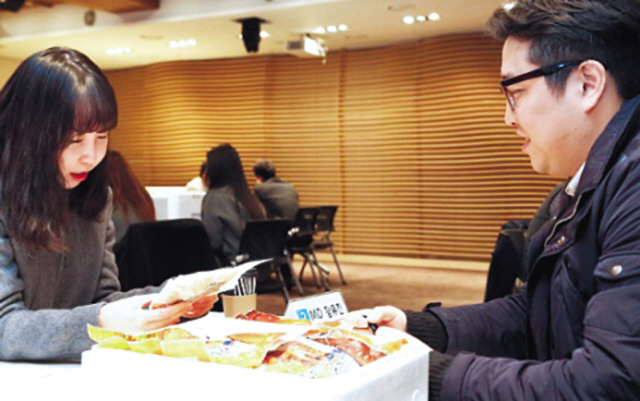 지난해 열린 ‘찾아가는 MD상담회’에서 한 중소기업 대표(오른쪽)가 홈앤쇼핑 MD의 상담을 받고 있다.