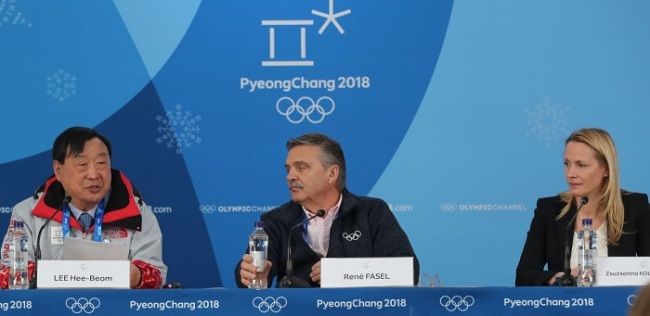 Rene Fasel (C), president of the International Ice Hockey Federation, attends a press conference for the women's tournament during the PyeongChang Winter Olympics at Gangneung Hockey Centre in Gangneung on Feb. 19, 2018, flanked by Lee Hee-beom (L), head of the Olympic organizing committee, and Zsuzsanna Kolbenheyer, chairman of the women's tournament. (Yonhap)