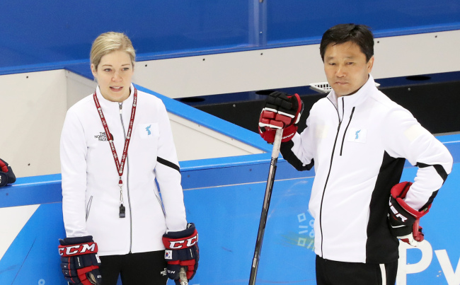 Sarah Murray (L), head coach of the unified Korean women's hockey team, and her assistant Pak Chol-ho look at their players during practice at Kwandong Hockey Training Centre in Gangneung, Gangwon Province, on Feb. 19, 2018. (Yonhap)