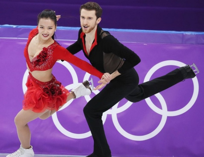 South Korea's ice dance team of Min Yu-ra and Alexander Gamelin skate in the figure skating short dance at the PyeongChang Winter Olympics in Gangneung Ice Arena on Feb. 19, 2018. (Yonhap)