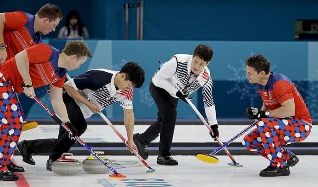 South Korea's skip Kim Changmin, center right, watches teammate Lee Kibok, second left, as Norway's skip Thomas Ulsrud, right, watches teammates Torger Nergaard, second left, and Christoffer Svae, left, sweep the ice during a men's curling match at the 2018 Winter Olympics in Gangneung, South Korea, Friday, Feb. 16, 2018. (AP)