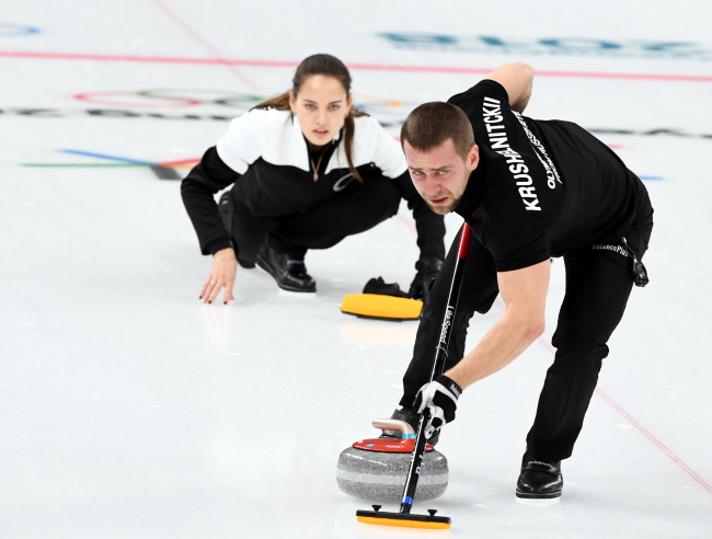 Alexander Krushelnitsky in front (Yonhap)