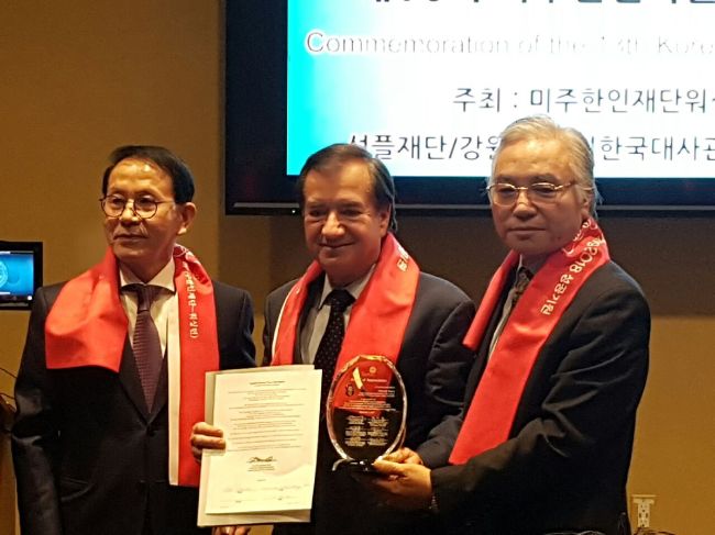 From left: Min Byoung-chul, founder of the Sunfull Internet Peace Movement; Edward Royce, Chairman of the House Committee on Foreign Affairs; and Park Sang-won, co-representative of the Sunfull Movement in the US