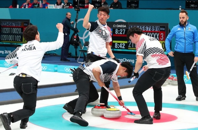 South Korea's male curling team competes in a match with Italy at the Gangneung Curling Centre in Gangneung, around 240 kilometers east of Seoul, on Feb. 19, 2018. (Yonhap)