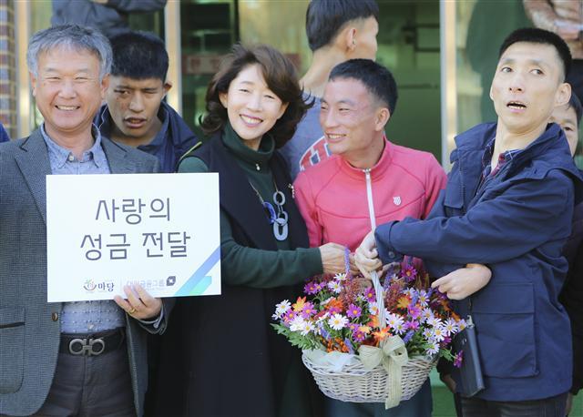 대신금융그룹 이어룡 회장(앞줄 왼쪽 두번째)이 충북 괴산군 청천재활원을 방문해 사랑의 성금을 전달하고 있다.