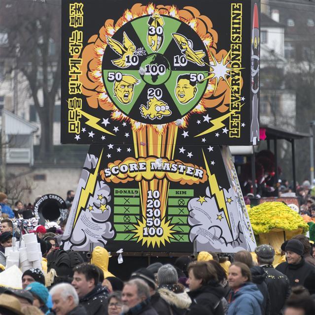 <YONHAP PHOTO-0680> epa06543533 A lantern with the painted portraits of US President Donald J. Trump and North Korean Leader Kim Jong-un is carried by revellers during a carnival procession in Basel, Switzerland, 19 February 2018. EPA/GEORGIOS KEFALAS/2018-02-20 06:57:30/ <저작권자 ⓒ 1980-2018 ㈜연합뉴스. 무단 전재 재배포 금지.>