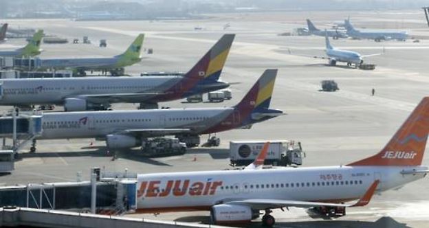 Airliners ready to take on passengers at Gimpo International Airport in Seoul. (Yonhap)