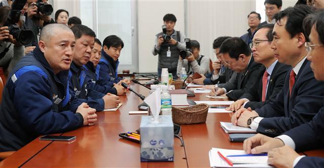 한국GM 노조 지도부가 20일 오전 국회 환경노동위원회 소회의실에서 더불어민주당 홍영표 한국GM 대책 TF 위원장 등 위원들을 면담하고 있다.  [연합뉴스]